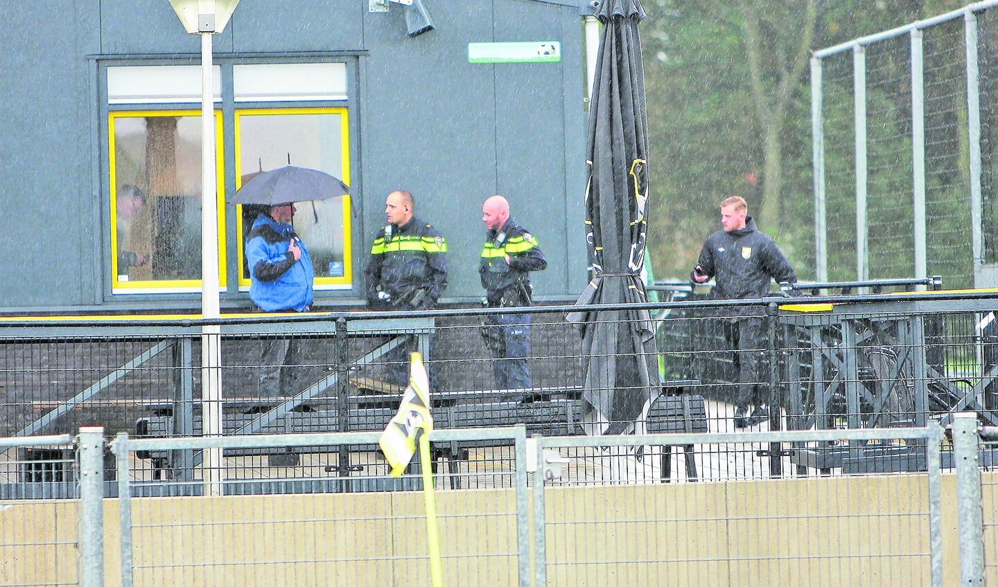 Agenten controleren op Sportpark Wilgenoord.