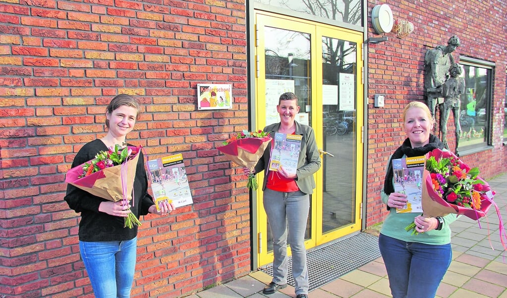 V.l.n.r. Bernadette Vermeij, Danny Bras en Annemiek van den Haselkamp ontvingen het eerste schoolmagazine.