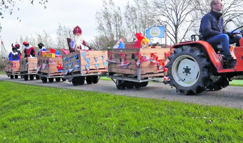 Sinterklaas reed met een flinke pluktrein vol met vracht door Polsbroek.