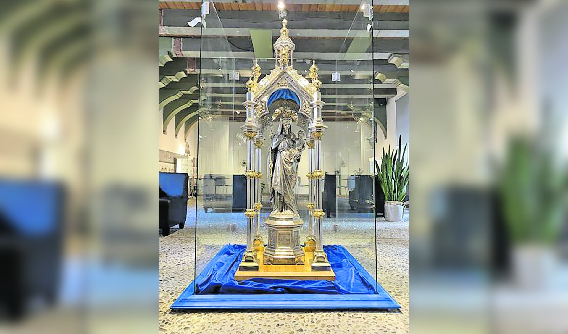 Het zilveren Ciborium staat met het Mariabeeld nu in het Zilvermuseum Schoonhoven.