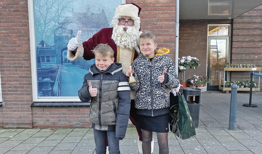 <p pstyle="BODY">Kerstman (Rob Verlaat) met Dylan en Gina Klaster.</p>