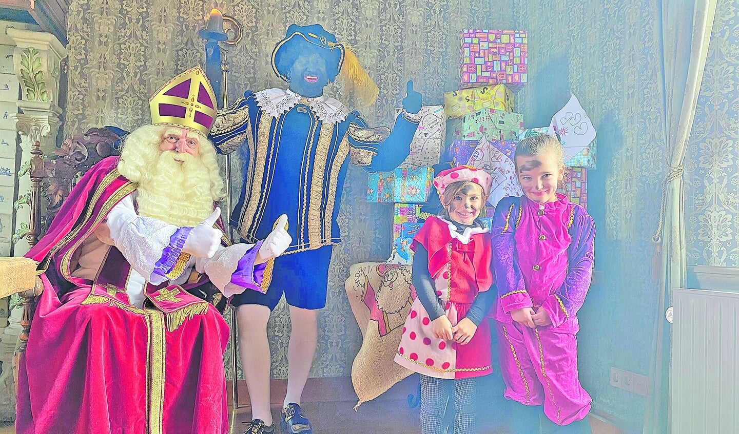 Sinterklaas en Zwarte Piet met de prijswinnaar Lindi en zusje Ziva.