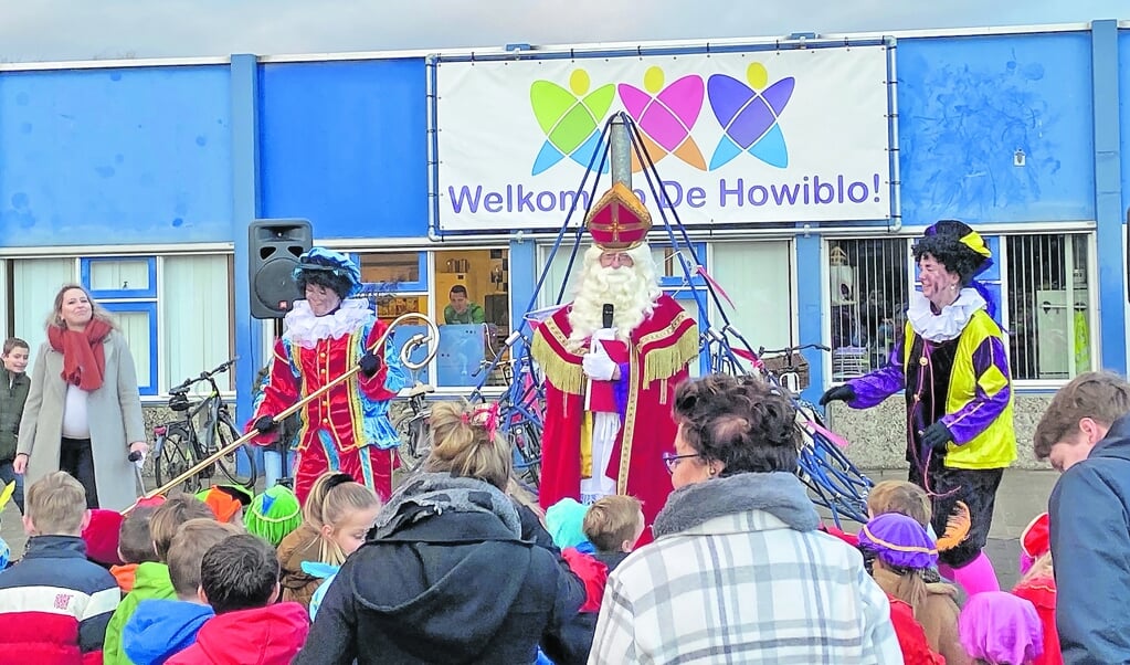 Op de Howiblo werd Sinterklaas enthousiast ontvangen door directeur Joyce en de kinderen van alle groepen op het schoolplein.