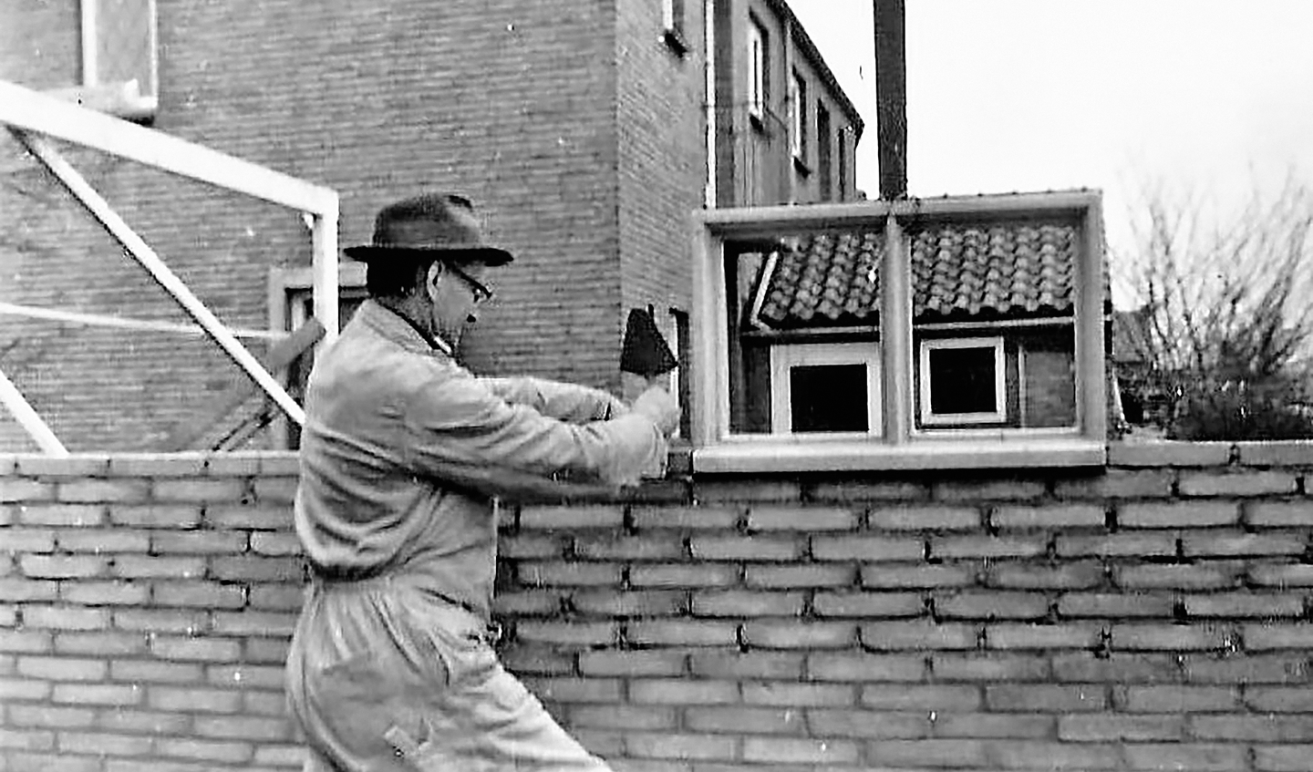 Nic Strien aan het werk voor het huis van John en Vera Geers in Nootdorp. Daarbij had hij altijd zijn onafscheidelijke hoedje op. Weer of geen weer.