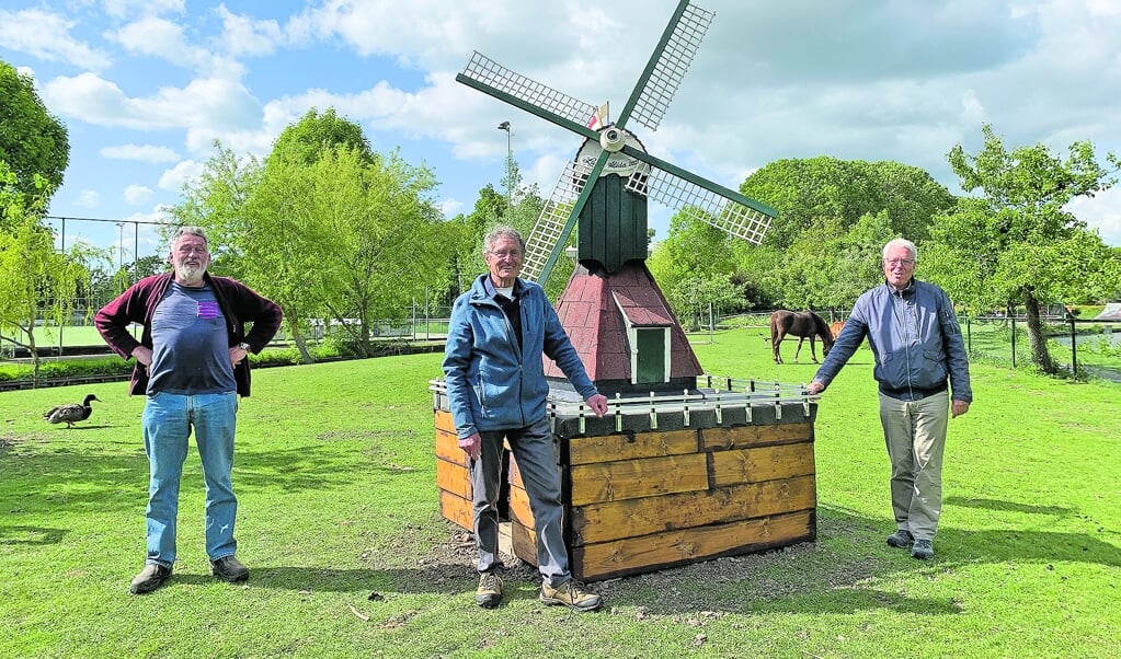 Van links naar rechts Dirk de Jong, timmerman Gert van der Linden en Kees Bazuinen.