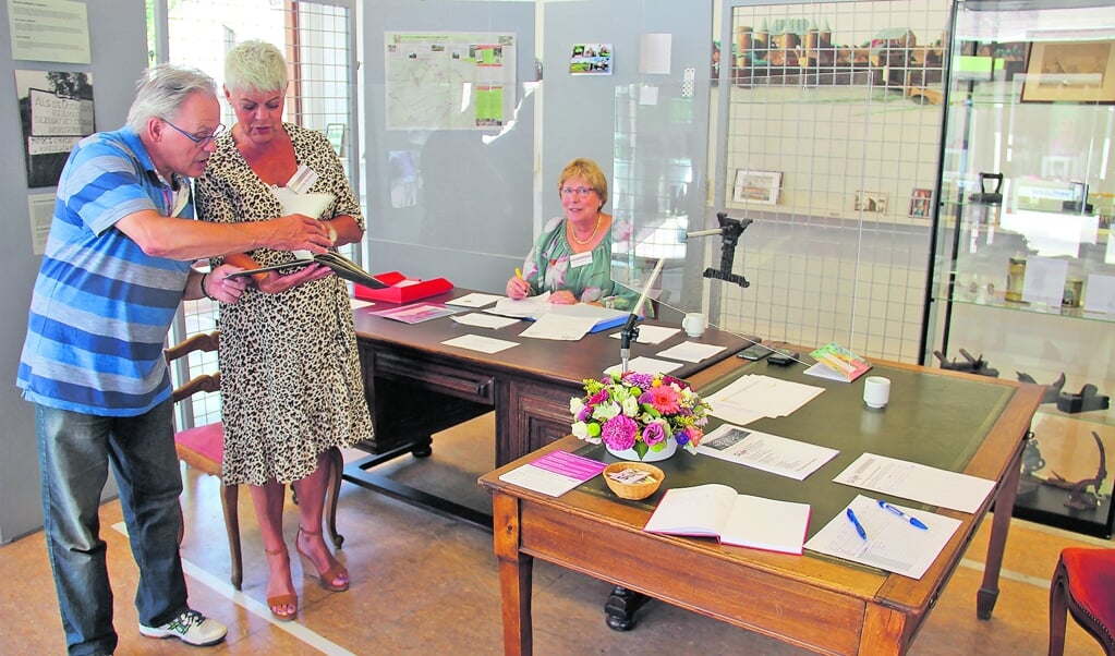 Gastvrouw Grace den Houdijker (staand) en Ans van Vliet (zittend) ontvangen bezoeker Fred Dewachter.