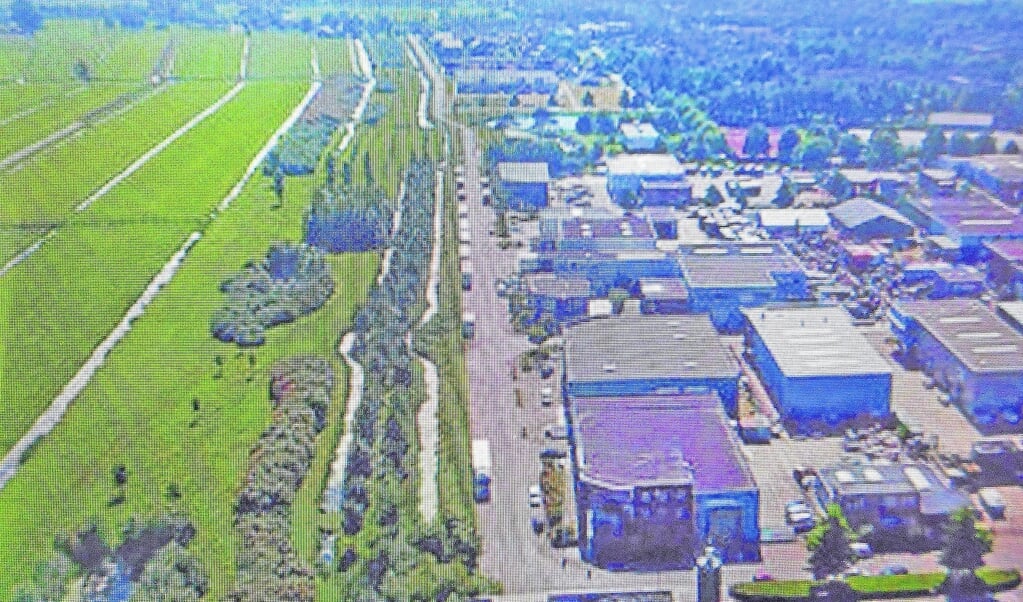 In Vogelvlucht zie je het bestaande industrieterrein met de Iepenweg (boompjes), Van den Hadelkamp, Sijf & Dax (donkerrood gevelpaneel), de Wilgenweg. 