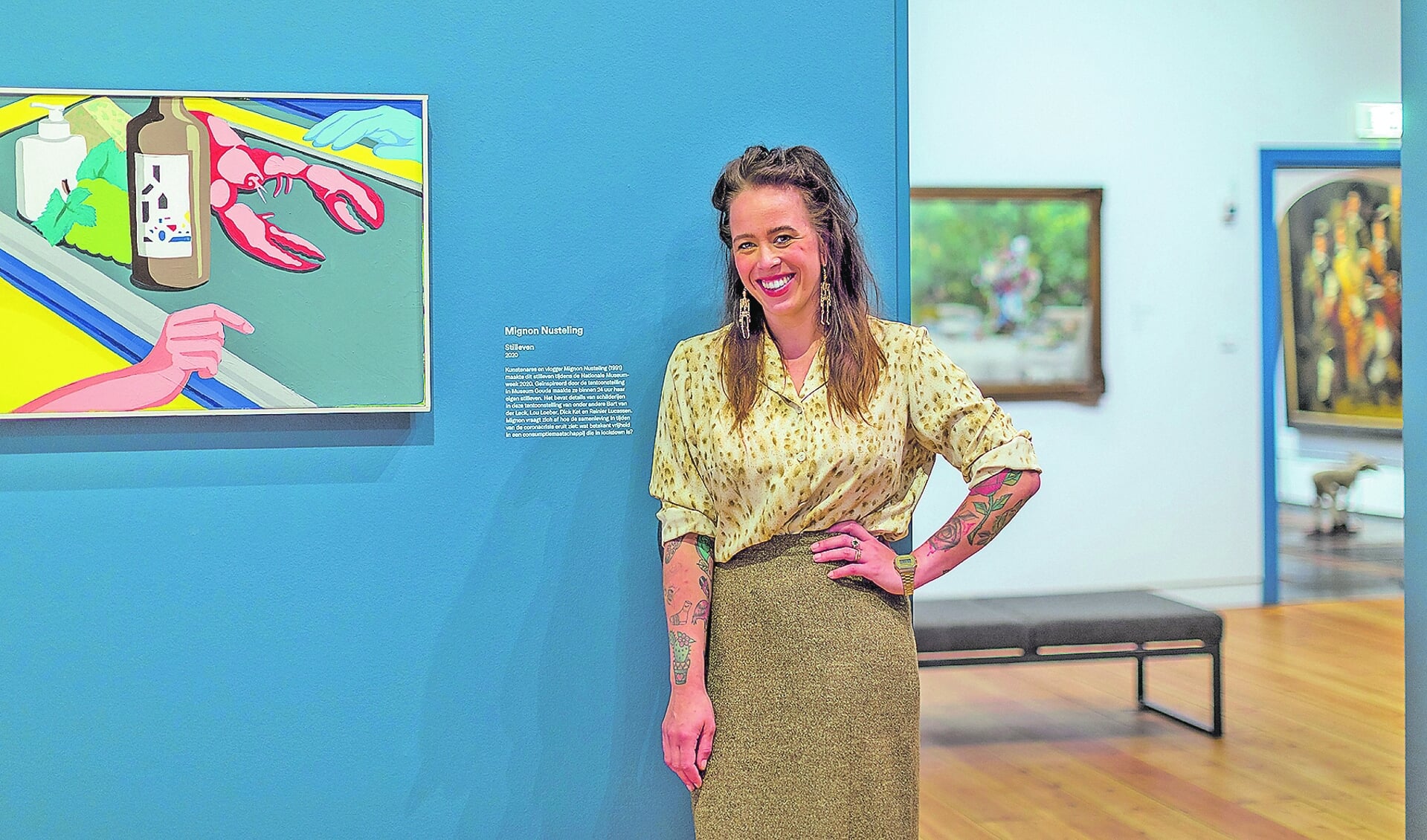 Kunstenaar Mignon Nusteling bij haar 'Stilleven' in Museum Gouda (foto: Hans Tibben).