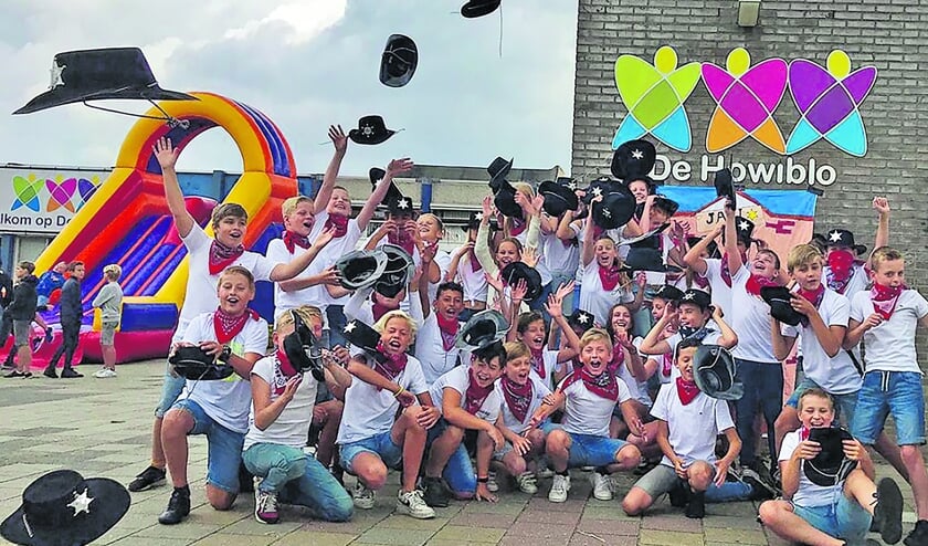 Woensdag 15 juli vond de Howiblo-uitzwaaidag plaats, waar de kinderen volgens Howiblo-recept de school uit gleden en uitgezwaaid werden door al hun schoolgenootjes en leerkrachten.