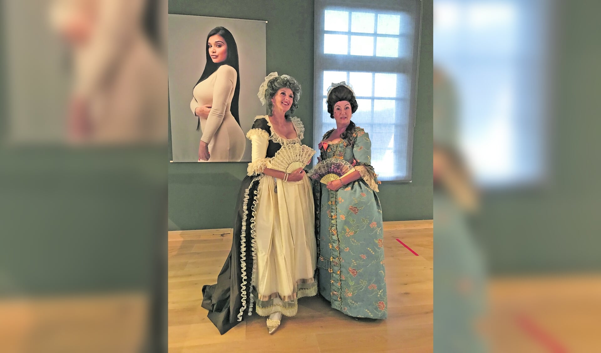 De dames van Versailles met op de achtergrond een Kylie Jenner look-alike (foto @Lyanne de Laat).