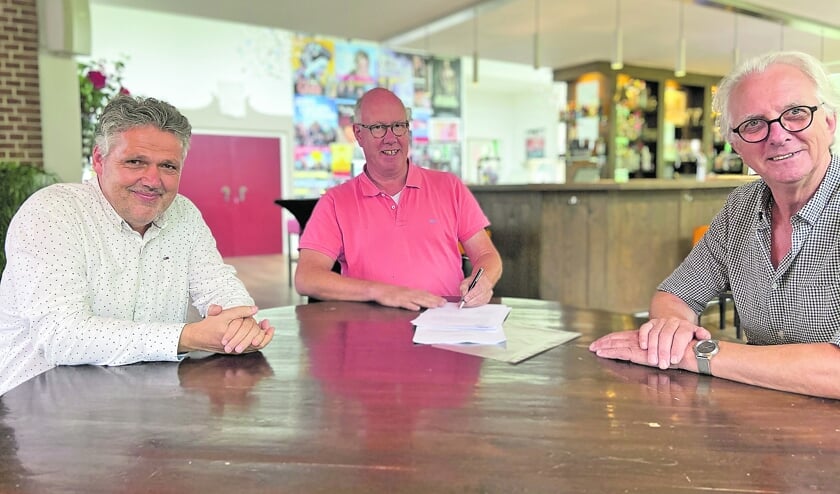 V.l.n.r.: Wim Lagendijk, penningmeester Theater Concordia, Rob van Zuijlen, gastheer Grand Café en Theater Concordia en Jan Hoogendoorn, voorzitter Theater Concordia ondertekenen het samenwerkingscontract.