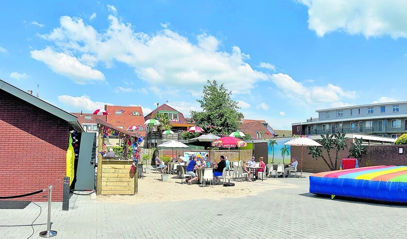 Fervente strand- en vakantiegangers kunnen altijd nog hun hart ophalen op het
beachterras bij de soos in Montfoort.