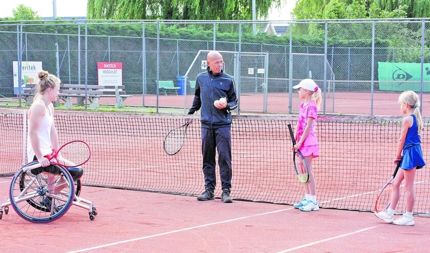 Onder het toeziend oog van Heksenmeppers-trainer Rob van de Draai die zowel met tactische als technische adviezen strooide. Zullen Daniek en Estelle het ook zo ver schoppen als Diede?