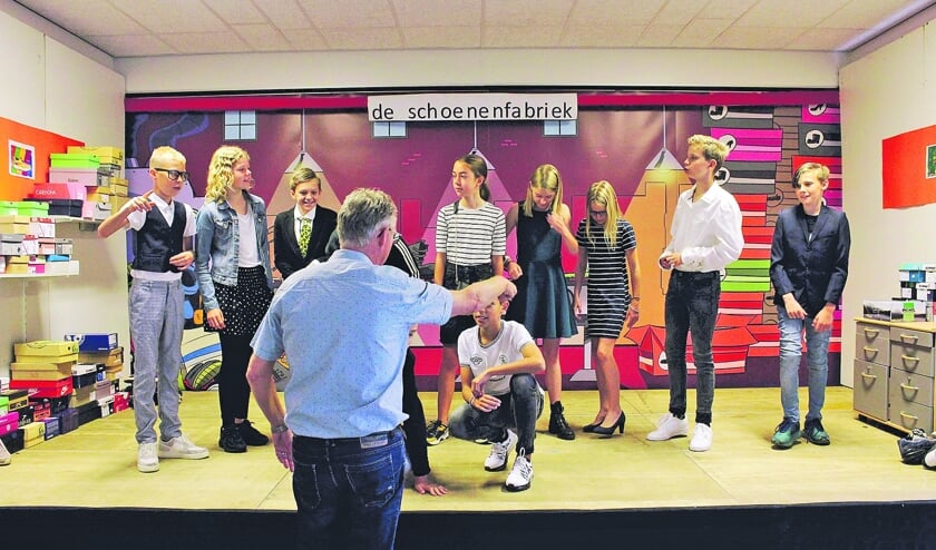 Theo de Goeij, meester groep 8: groep 8 bestaat dit jaar maar uit elf kinderen, dat kan dus gemakkelijk! Voor elf kinderen is het beste even zoeken naar een passende musical. Ze spelen: 'De geheime gympies'.