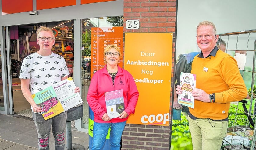 Het eerste exemplaar van het VakantieDoeBoek werd vorige woensdag aangeboden aan Marcel Heijmans, oud-voorzitter van de Heksenketel