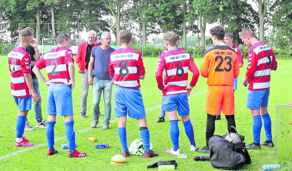 De nieuwe trainer, Alex Redel instrueert zijn manschappen