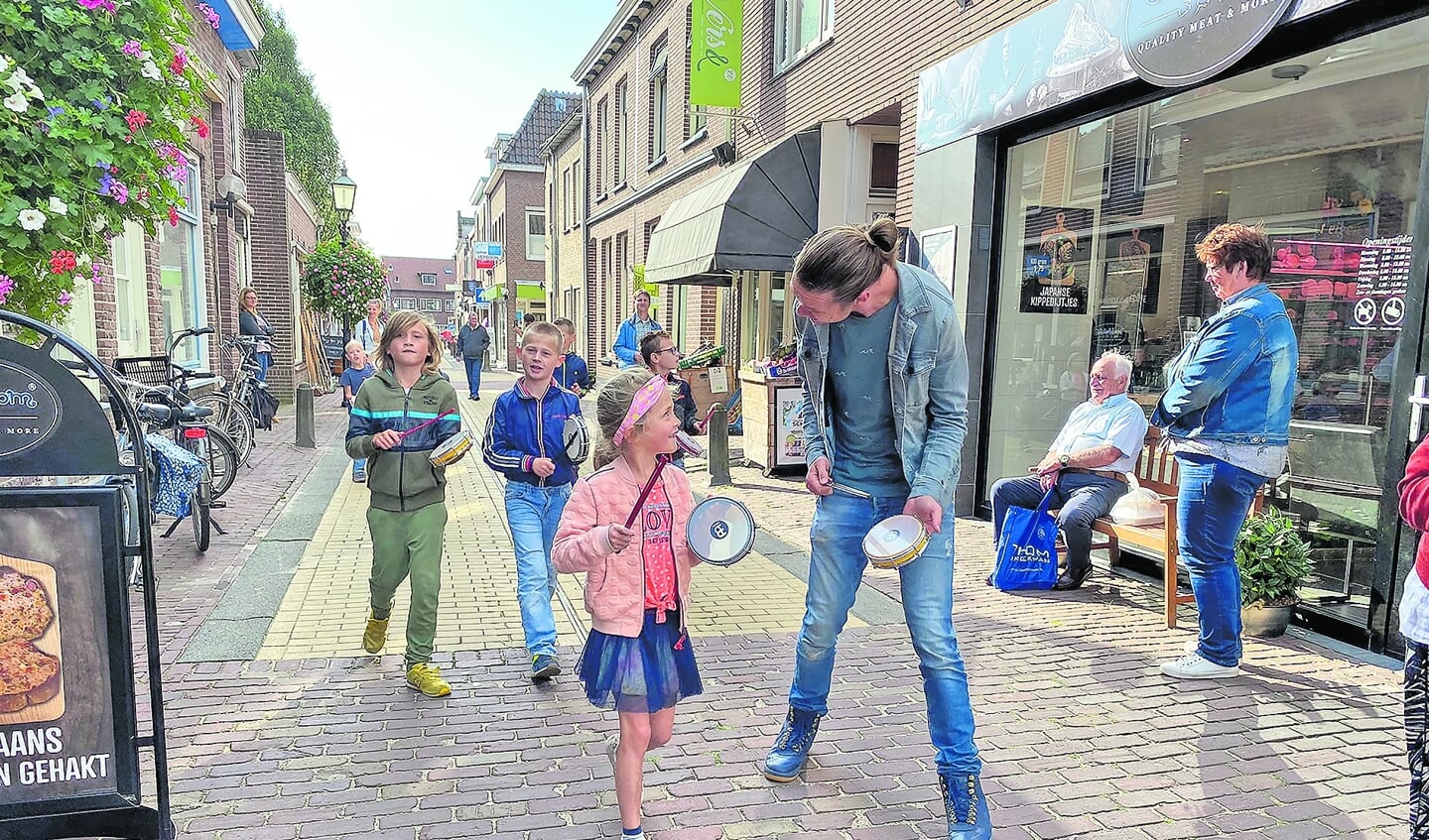 Trommelend gingen de kinderen door de straten van Montfoort.