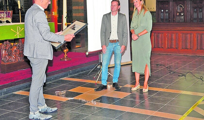 <p pstyle="BODY">Wethouder Walther Kok reikte de oorkonde uit tijdens een bijeenkomst in de St. Franciscuskerk.</p>