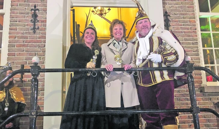 Burgemeester Petra van Hartskamp met links Prinses Nienke Célèbre le Festival en rechts Prins André le Chef de Mission bij de sleuteloverhandiging van de stad in 2020.