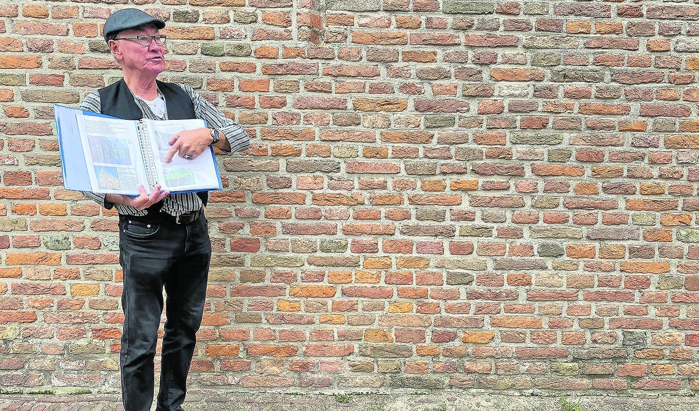 Gids Hans Bakker van Vereniging Oud Linschoten vertelt alles over de hagioscoop in de kerk - Hier konden mensen met pest meeluisteren.