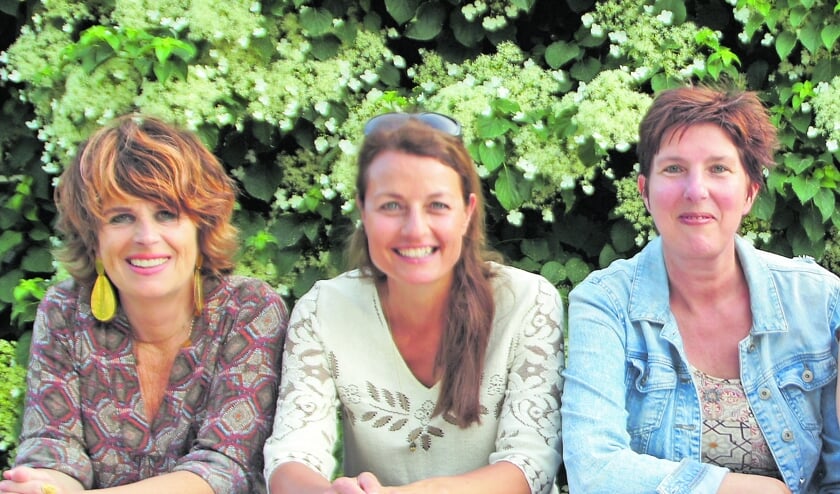 <p>Anita, Natascha en Ellen, slechts drie afgevaardigden van negen deelnemers aan de Open Erfgoedroute.</p>