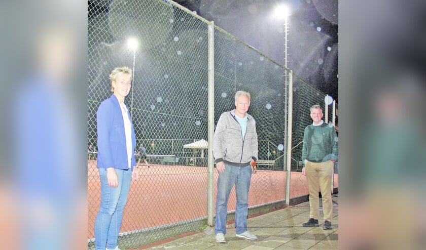 <p>Willeke van Dijk, Frank van Hoorn en Niels van Amstel 'in het licht'.</p>