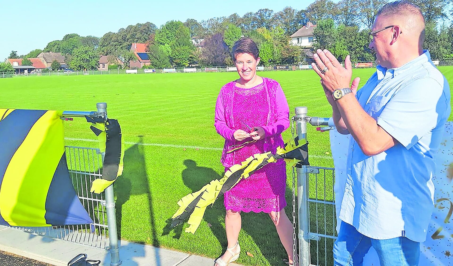 Wethouder Lavinja Sleeuwenhoek opende zaterdag het geheel gerenoveerde speelveld bij VV Haastrecht.
