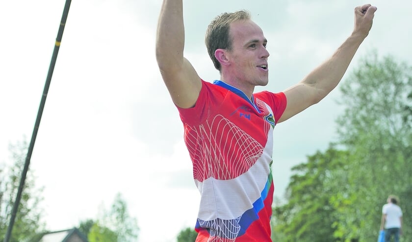 <p>Met een persoonlijk record van 21,78 sprong Rian Baas naar de overwinning.</p>