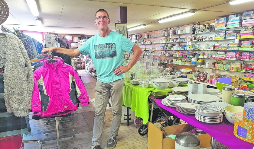 <p>Vrijwilliger Marco Blankenburgh in de winkel van Linquenda op de bovenverdieping van een bedrijvengebouw aan de Wilgenweg 15a.</p>