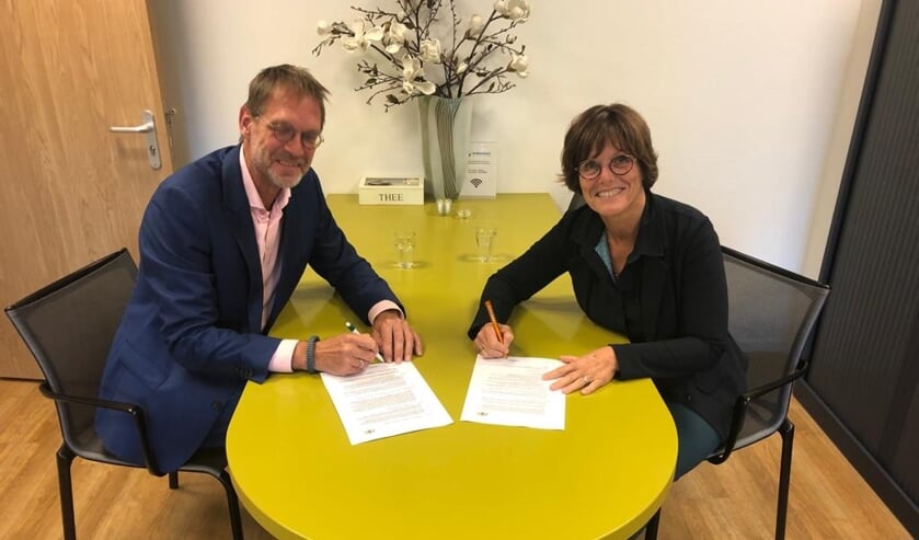 <p>Joyce Jacobs van de Wulverhorst en wethouder Bob Duindam ondertekenen de intentieovereenkomst.</p>