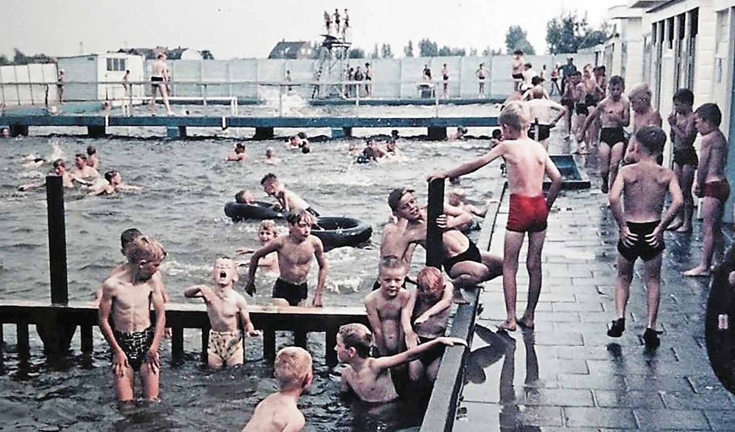 Op deze foto uit 1964 van het Oudewaterse zwembad is duidelijk te zien dat bij de jongens absoluut nog geen sprake was van overgewicht.