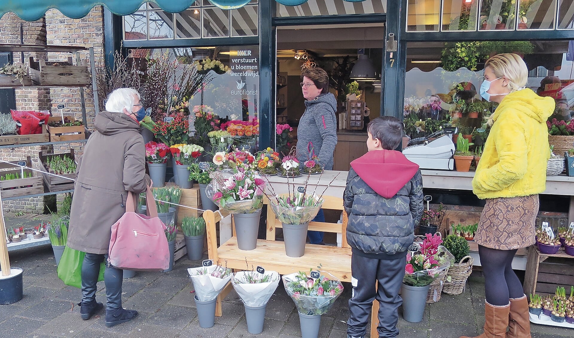 Buitenverkoop van bloemen in Haastrecht.