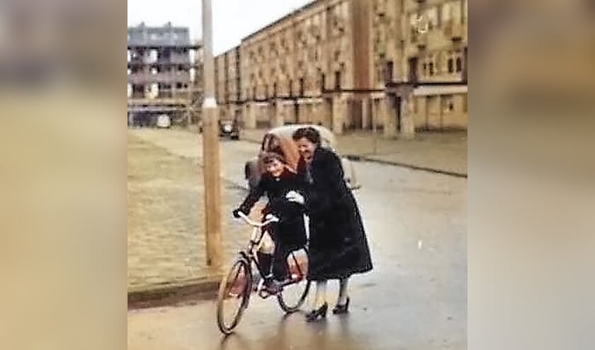 <p pstyle="BODY">Bij zijn eerste fietsles werd de schrijver ondersteund door zijn moeder.</p>