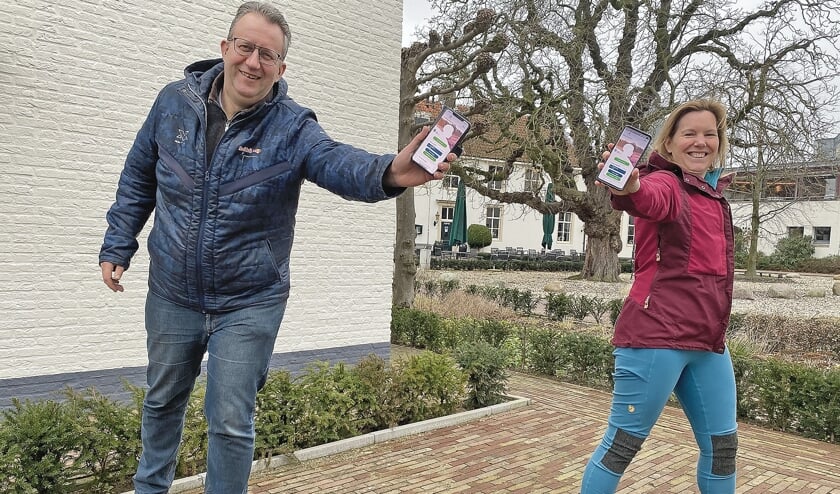 <p>John van Echtelt en Wanda Catsman laten de Ommetjes-app zien.</p>