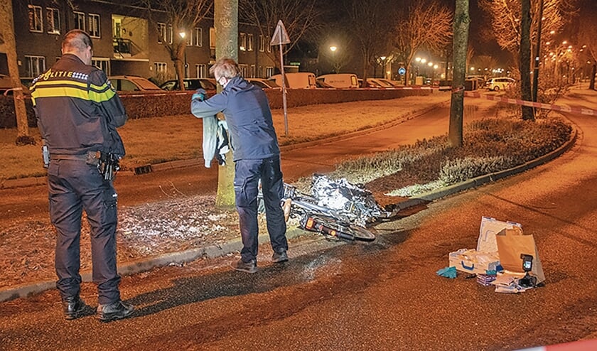 <p pstyle="BODY">De politie verricht onderzoek op plaats delict.</p>
