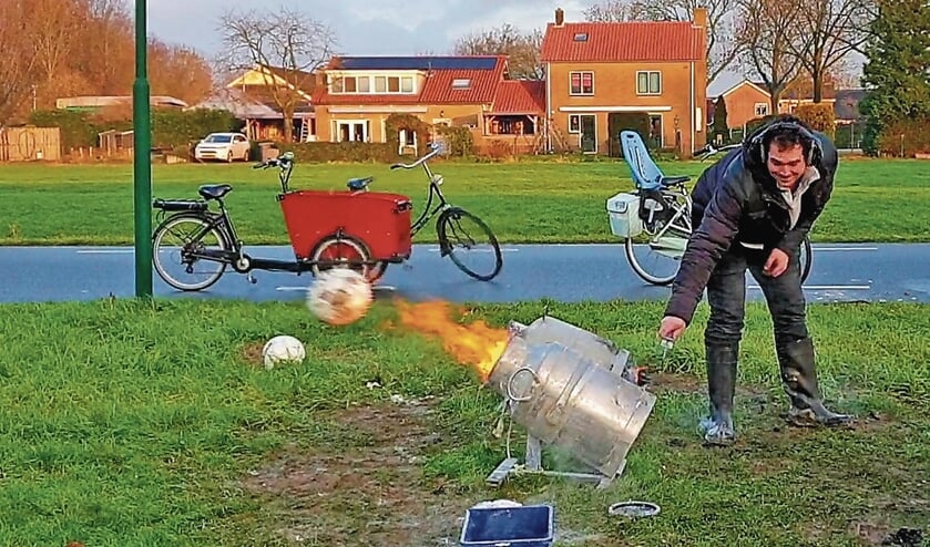 <p pstyle="BODY">Een Montfoortse vriendengroep was op oudejaarsdag druk bezig met carbid schieten aan de Wederiksingel.</p>