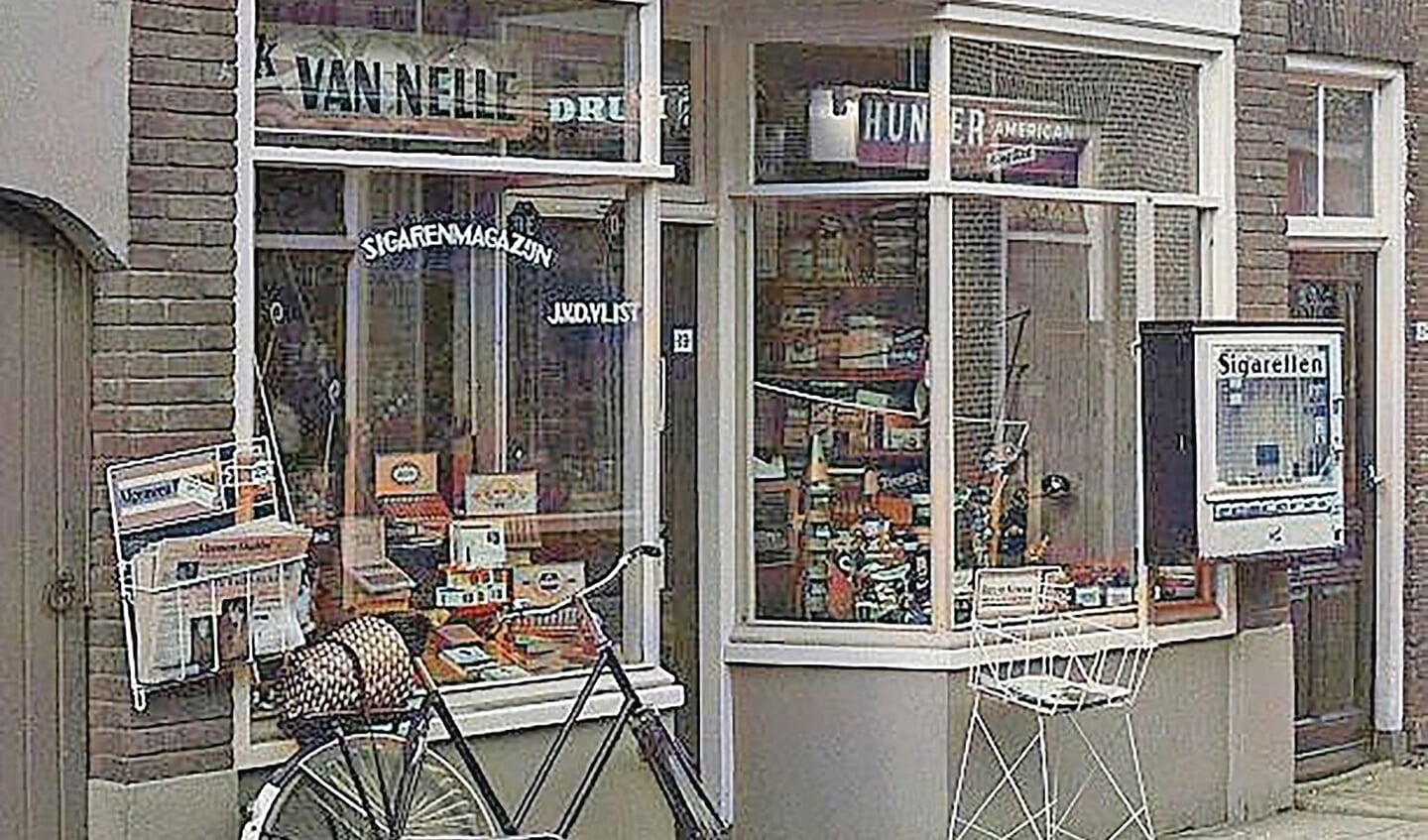 Het sigarenmagazijn 'J.v.d. Vlist' Leeuweringerstraat 19 (nu natuurvoedingswinkel 'Zon en Maan') met sigarettenautomaat.