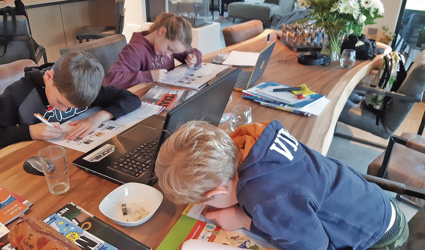 De kinderen zijn bij Marjolein druk bezig met hun schoolwerk.