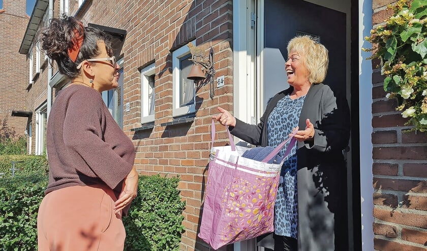 <p>Cynthia ontdekte een mooie passende jumpsuit in de tas en gaf de tas, aangevuld en wel, weer door aan Ankie.</p>