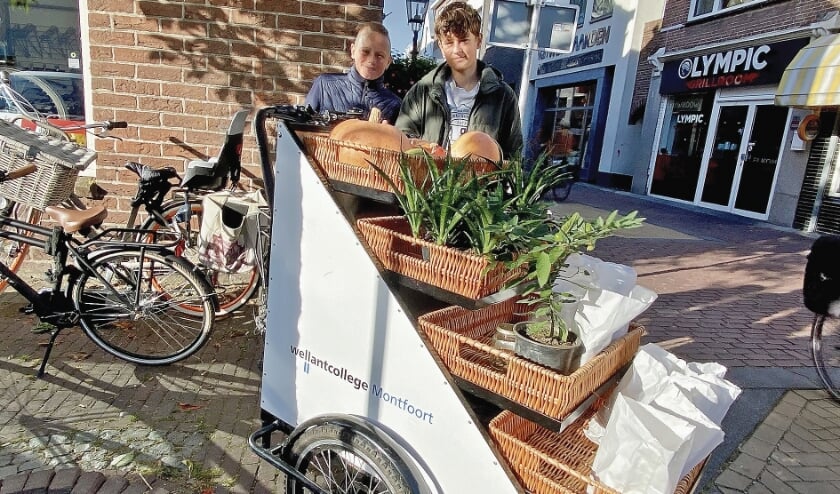 <p pstyle="BODY">Kees Nolte en Tygo Pels verkopen plantjes voor het Wellantcollege.</p>