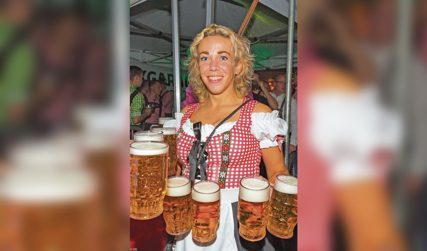 Die Platz was in een mum van tijd omgetoverd in een klein Tirol, compleet met mensen in klederdracht en pullen bier.