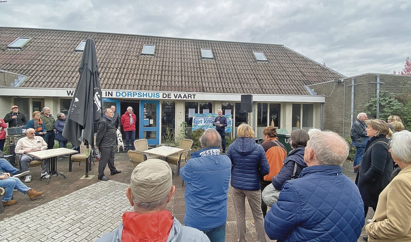 Ongeveer 75 mensen kwamen af op het protest rond dorpshuis De Vaart in Linschoten.