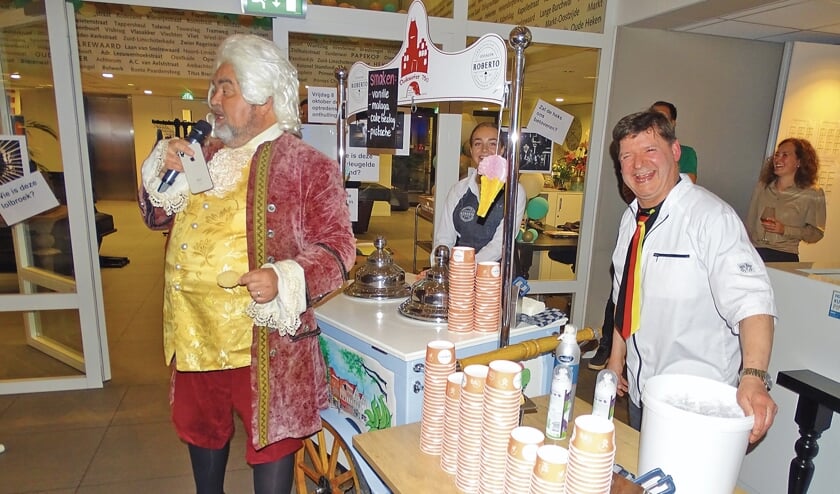 De lakei kreeg als eerste een ijsje van Roberto op het feest van De Wulverhorst.