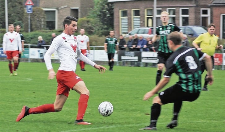 Daan Roozenboom (Linschoten) in actie in Nieuwveen tegen Nicolaas Boys.