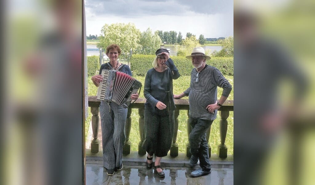 De spelers van de muzikale vertelvoorstelling 'Het Wassende Water': v.l.n.r. Janet van Diest, Gerda Hoogendijk en Jean Marie Dosogne.