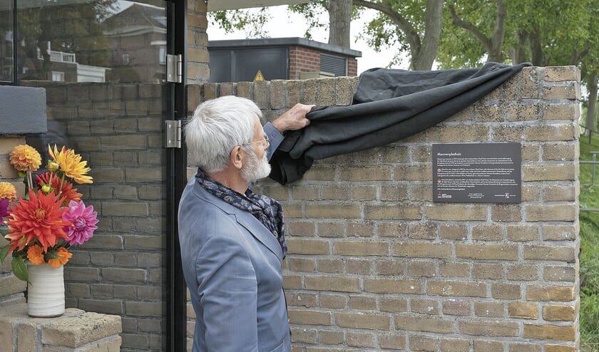 <p pstyle="BODY">Herman Groothuis onthult het monumentenbordje.</p>