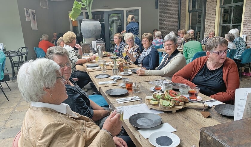 <p pstyle="BODY">High Tea in Broeck.</p>