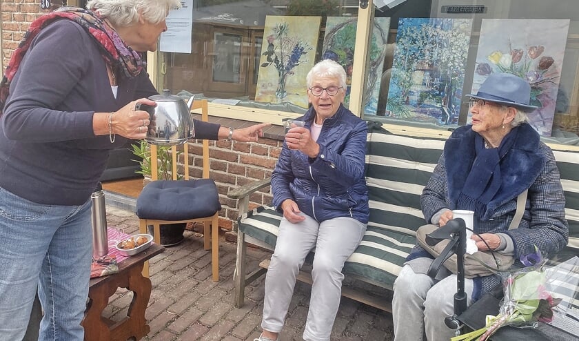 <p pstyle="BODY">Het was druk op het bankje in de Keizerstraat. Een succes, vond He´le`ne die het misschien wel vaker zal doen.</p>