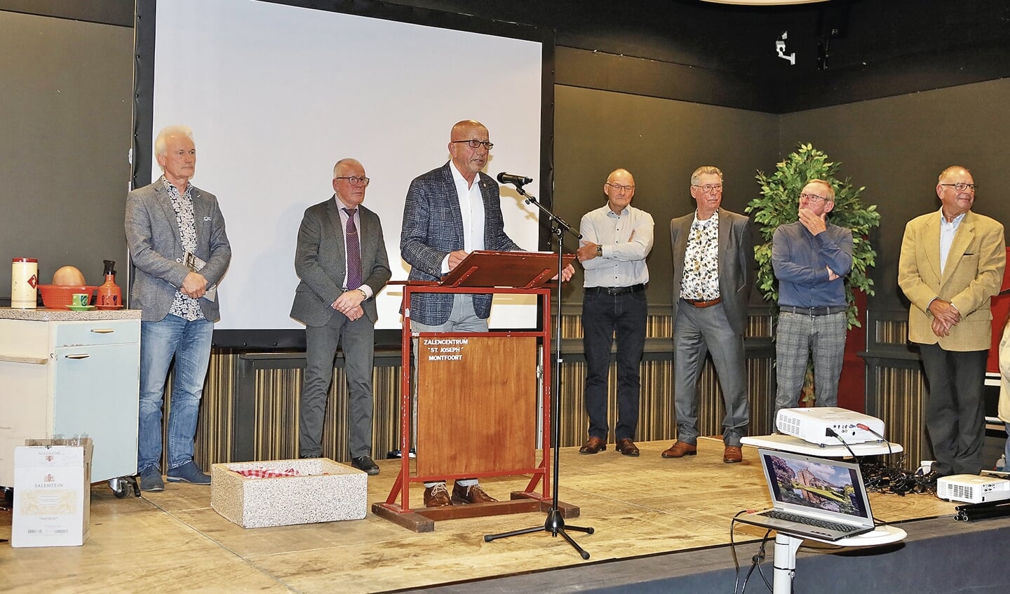 V.l.n.r.: Theo de Jong (zoon van oprichter Cor de Jong), Ton Voet, voorzitter Jan van Leeuwen, Hans Carton, Cees Vlooswijk, Bert Brand en Paul den Houdijker.