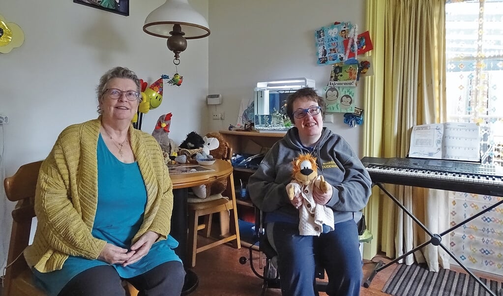 Karina Muijs (re) met haar moeder Ria van Roekel in haar appartement aan de Diemerbroek in Papekop.